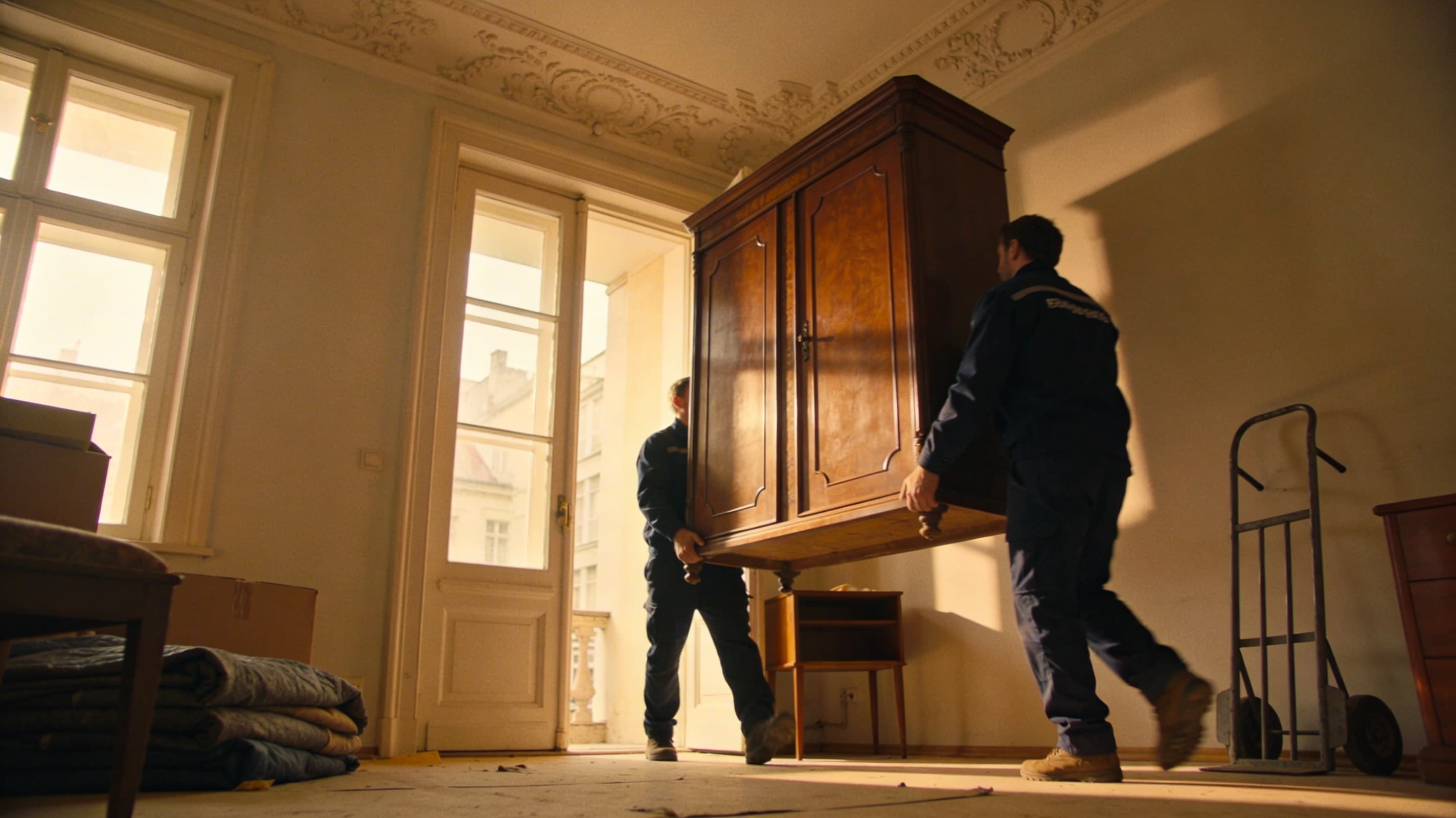 Professionelle Entrümpelung Berlin – Team trägt Schrank aus Altbau-Wohnung